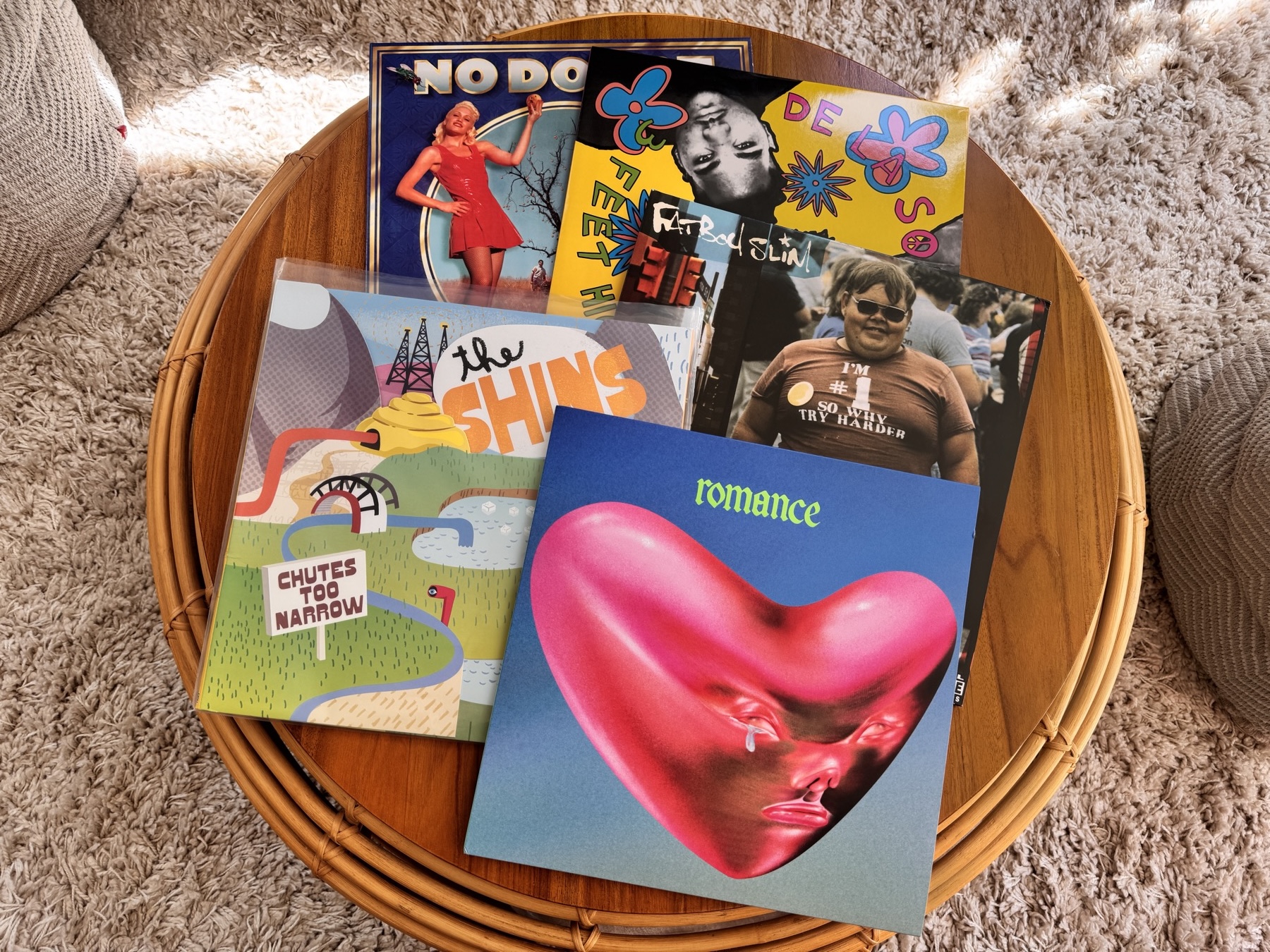 5 vinyl records on coffee table
